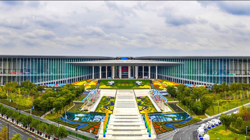 在选购铝合金桁架时，需关注以下参数指标：
